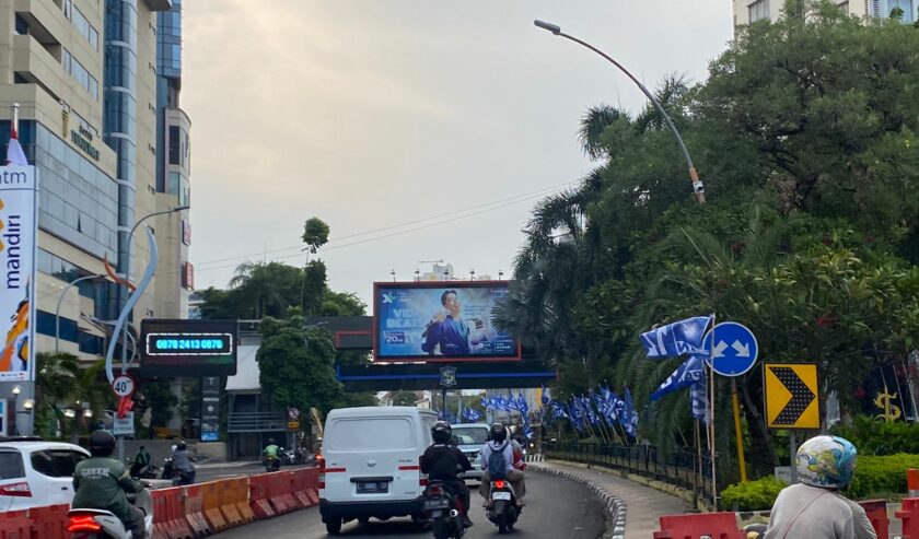 Potret sejumlah bendera partai terpasang di pagar jalan tengah kawasan Basuki Rahmat Kota Surabaya, Senin (4/12/2023). Foto: Meilita suarasurabaya.net