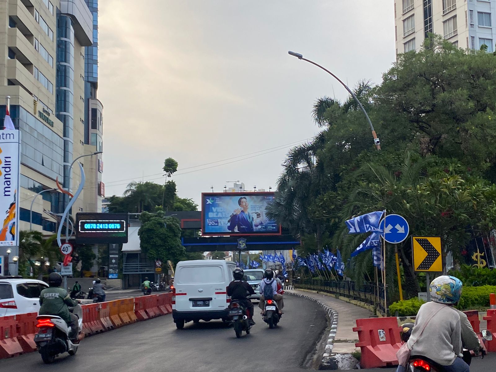 Potret sejumlah bendera partai terpasang di pagar jalan tengah kawasan Basuki Rahmat Kota Surabaya, Senin (4/12/2023). Foto: Meilita suarasurabaya.net