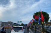 Bendera partai terpasang di jalan tengah kawasan Wonokromo Kota Surabaya, Senin (4/12/2023). Foto: Meilita suarasurabaya.net