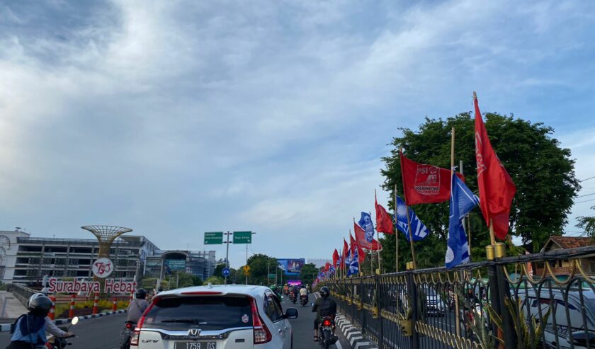 Bendera partai terpasang di jalan tengah kawasan Wonokromo Kota Surabaya, Senin (4/12/2023). Foto: Meilita suarasurabaya.net