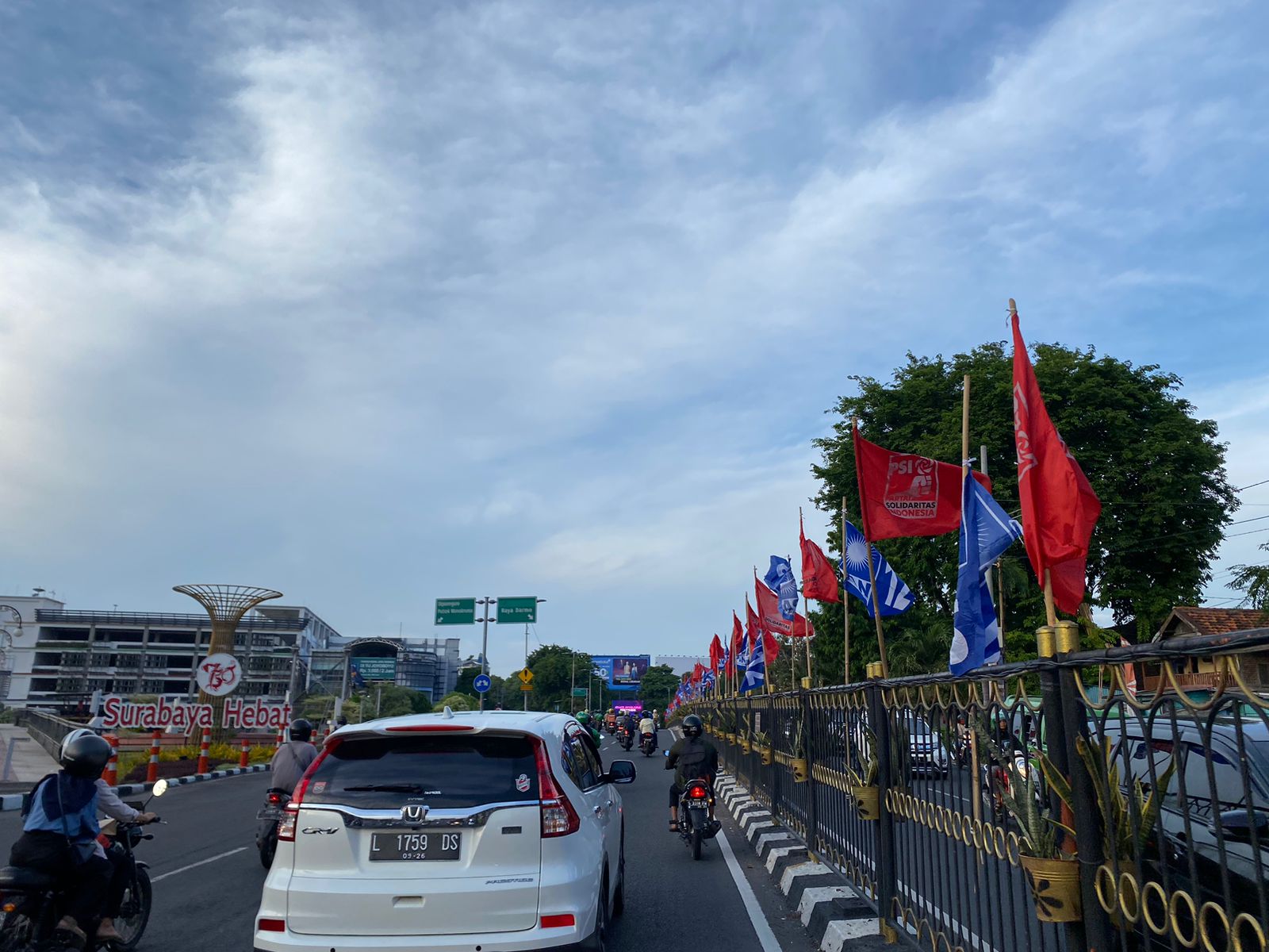 Bendera partai terpasang di jalan tengah kawasan Wonokromo Kota Surabaya, Senin (4/12/2023). Foto: Meilita suarasurabaya.net