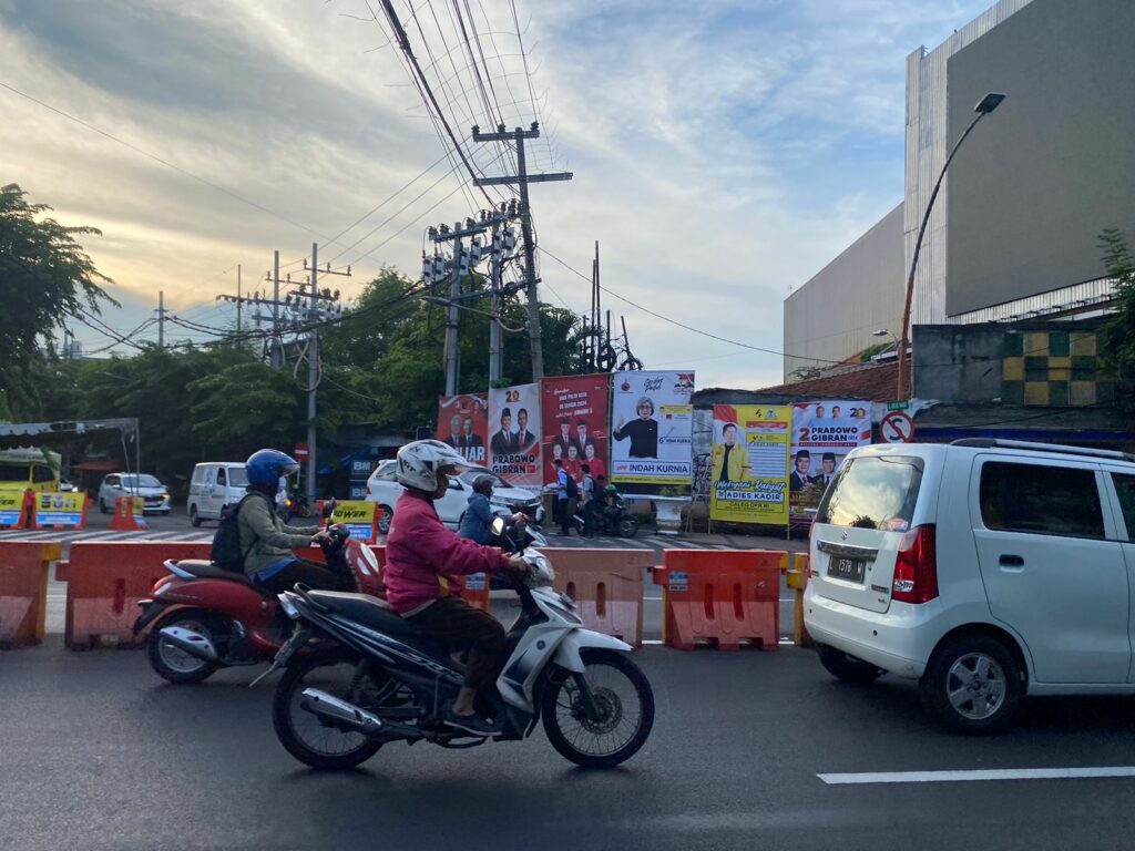 Sejumlah baliho terpasang di pedestrian kawasan Jalan Basuki Rahmat Kota Surabaya, Senin (4/12/2023). Foto: Meilita suarasurabaya.net