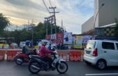 Sejumlah baliho terpasang di pedestrian kawasan Jalan Basuki Rahmat Kota Surabaya, Senin (4/12/2023). Foto: Meilita suarasurabaya.net