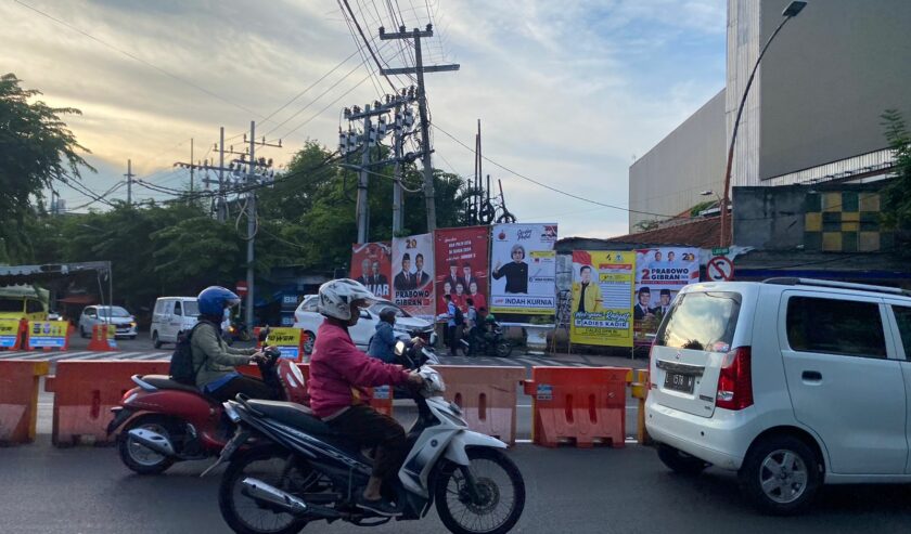 Sejumlah baliho terpasang di pedestrian kawasan Jalan Basuki Rahmat Kota Surabaya, Senin (4/12/2023). Foto: Meilita suarasurabaya.net