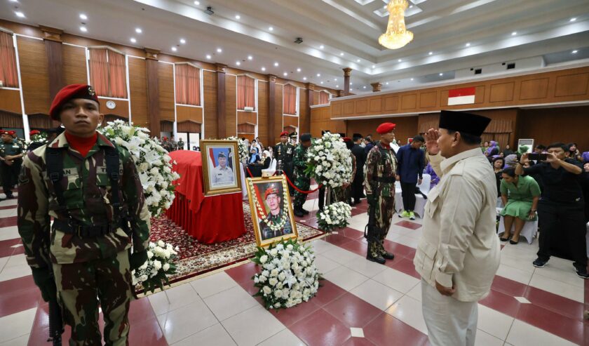 Prabowo beri penghormatan terkahir pada Letjen TNI (Purn) Doni Monardo di Balai Komando Kopassus Cijantung, Jakarta Timur, Senin (4/12/2023). Foto: Istimewa