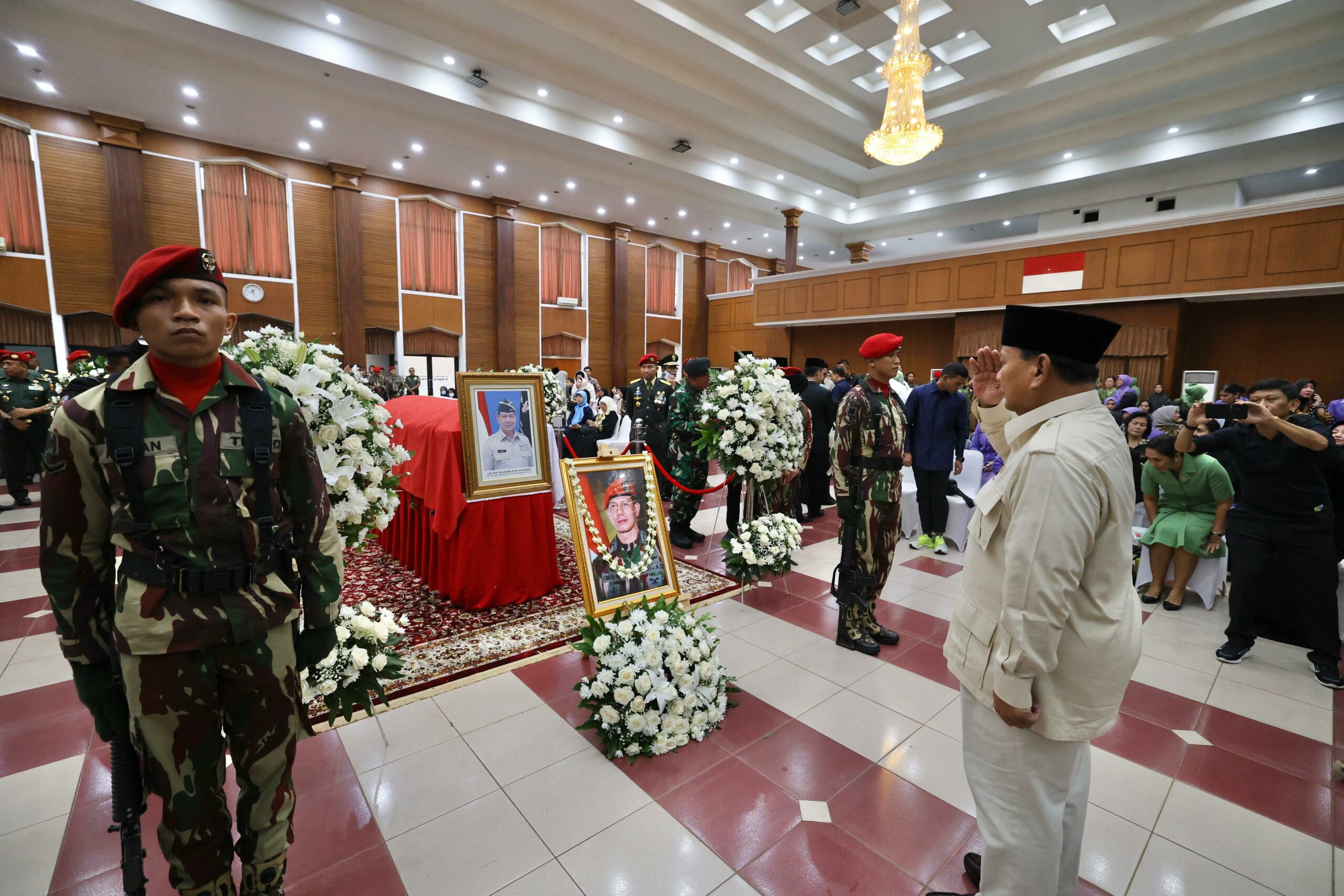 Prabowo beri penghormatan terkahir pada Letjen TNI (Purn) Doni Monardo di Balai Komando Kopassus Cijantung, Jakarta Timur, Senin (4/12/2023). Foto: Istimewa