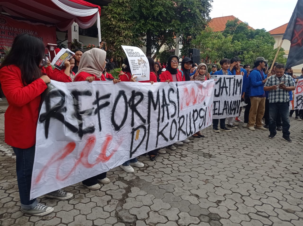 Aspirasi mahasiswa yang dibentangkan dalam spanduk seruan dalam aksi mimbar bebas di Untag Surabaya, pada Rabu (6/12/2023). Foto: Risky suarasurabaya.net