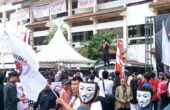 Mahasiswa saat menyampaikan orasi dalam aksi mimbar bebas di Untag Surabaya, pada Rabu (6/12/2023). Foto: Risky suarasurabaya.net