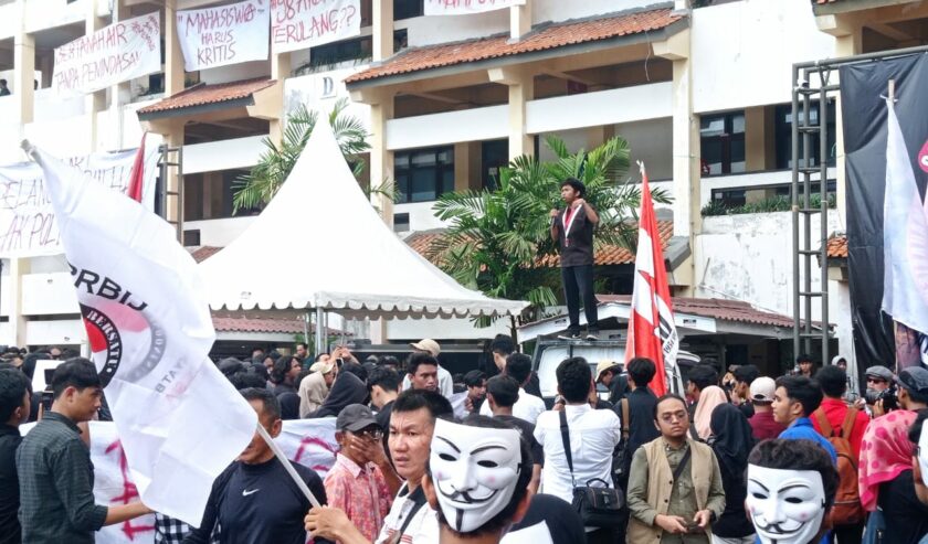 Mahasiswa saat menyampaikan orasi dalam aksi mimbar bebas di Untag Surabaya, pada Rabu (6/12/2023). Foto: Risky suarasurabaya.net