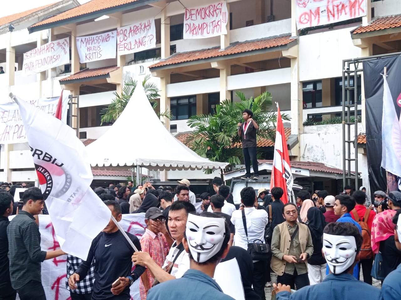 Mahasiswa saat menyampaikan orasi dalam aksi mimbar bebas di Untag Surabaya, pada Rabu (6/12/2023). Foto: Risky suarasurabaya.net