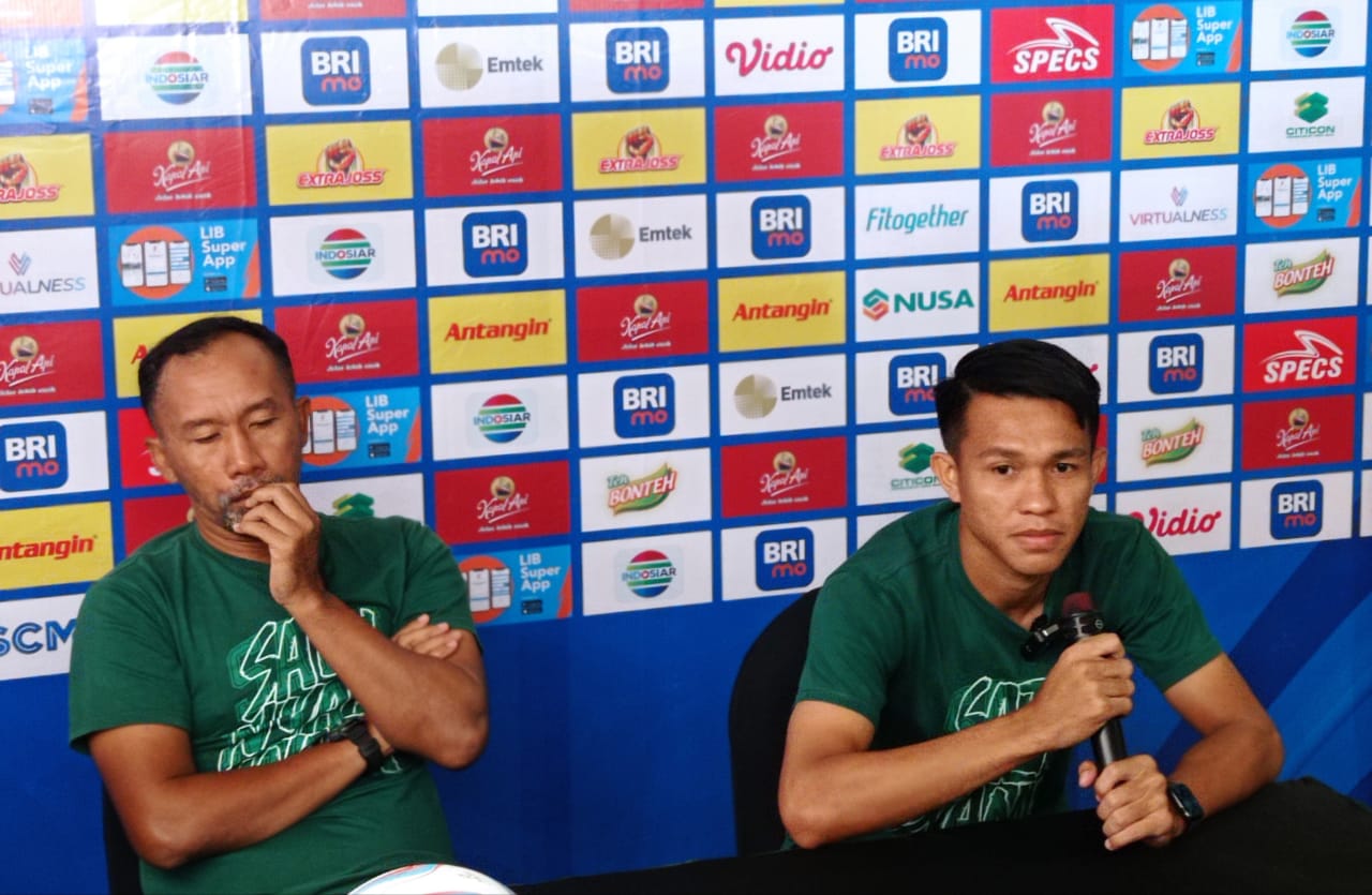 Kasim Botan (kanan) pemain Persebaya saat berada dalam pre match press conference di Surabaya, pada Jumat (8/12/2023). Foto: Risky suarasurabaya.net