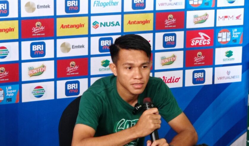 Kasim Botan pemain Persebaya dalan pre match press conference jelang pertandingan pekan ke-22 lawan Persija, di Surabaya (8/12/2023). Foto: Risky suarasurabaya.net