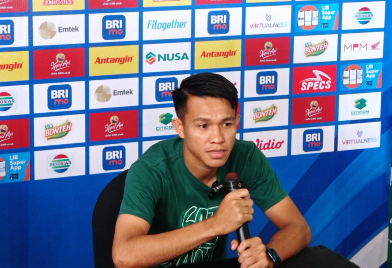 Kasim Botan pemain Persebaya dalan pre match press conference jelang pertandingan pekan ke-22 lawan Persija, di Surabaya (8/12/2023). Foto: Risky suarasurabaya.net