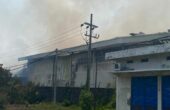 Kepulan asap masih membubung tinggi hingga Jumat pagi di gudang penyimpanan di Jalan Raya Sadang, Kecamatan Taman, Sidoarjo, Jumat (8/12/2023). Foto: Wildan suarasurabaya.net