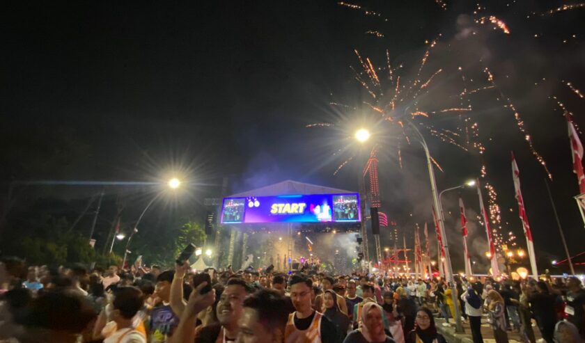 Ribuan peserta KIP Nite Run meninggalkan start Gedung Negara Grahadi untuk lari sejauh 7,8 kilometer, Sabtu (9/12/2023). Foto: Meilita suarasurabaya.net