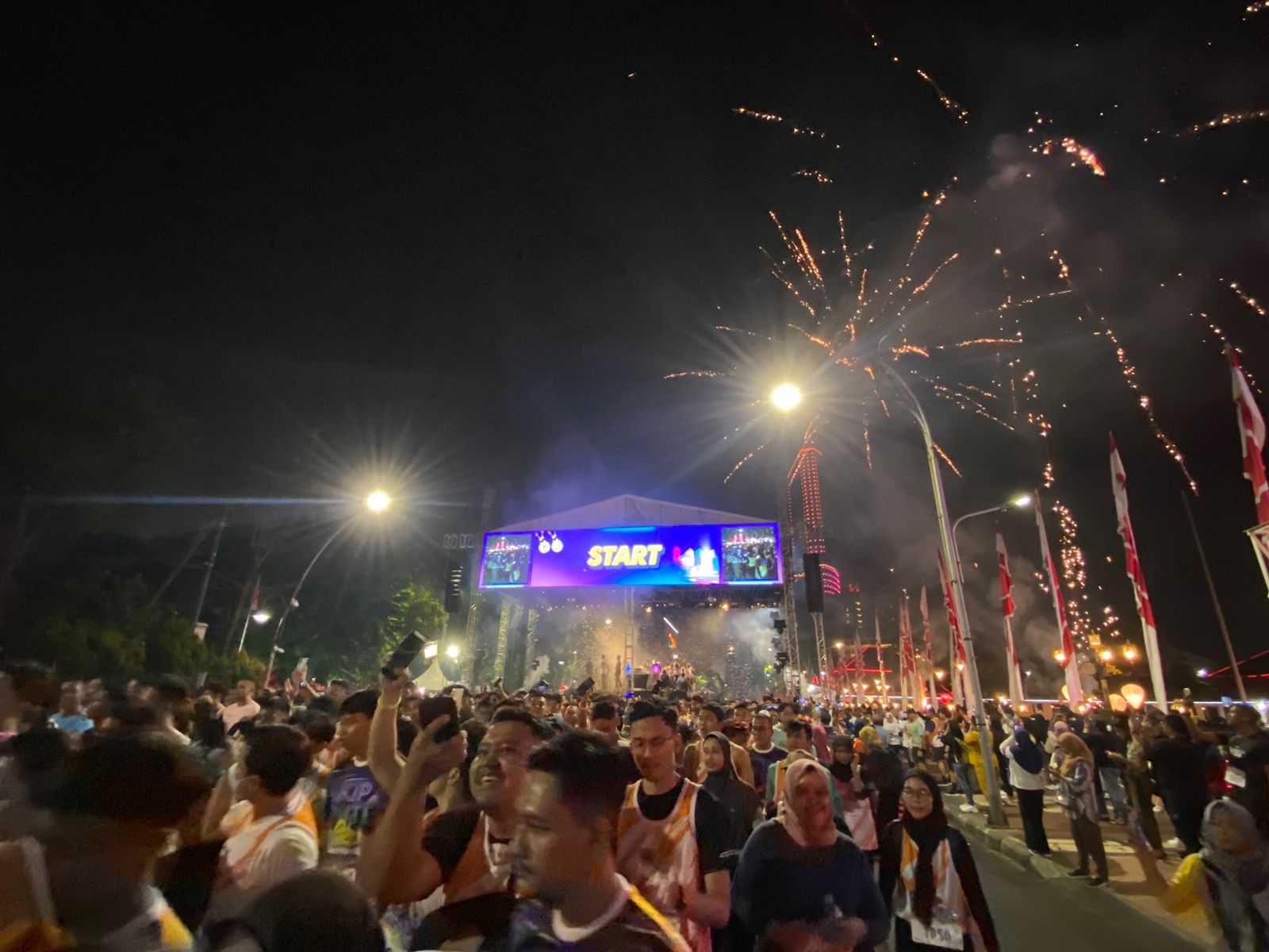 Ribuan peserta KIP Nite Run meninggalkan start Gedung Negara Grahadi untuk lari sejauh 7,8 kilometer, Sabtu (9/12/2023). Foto: Meilita suarasurabaya.net