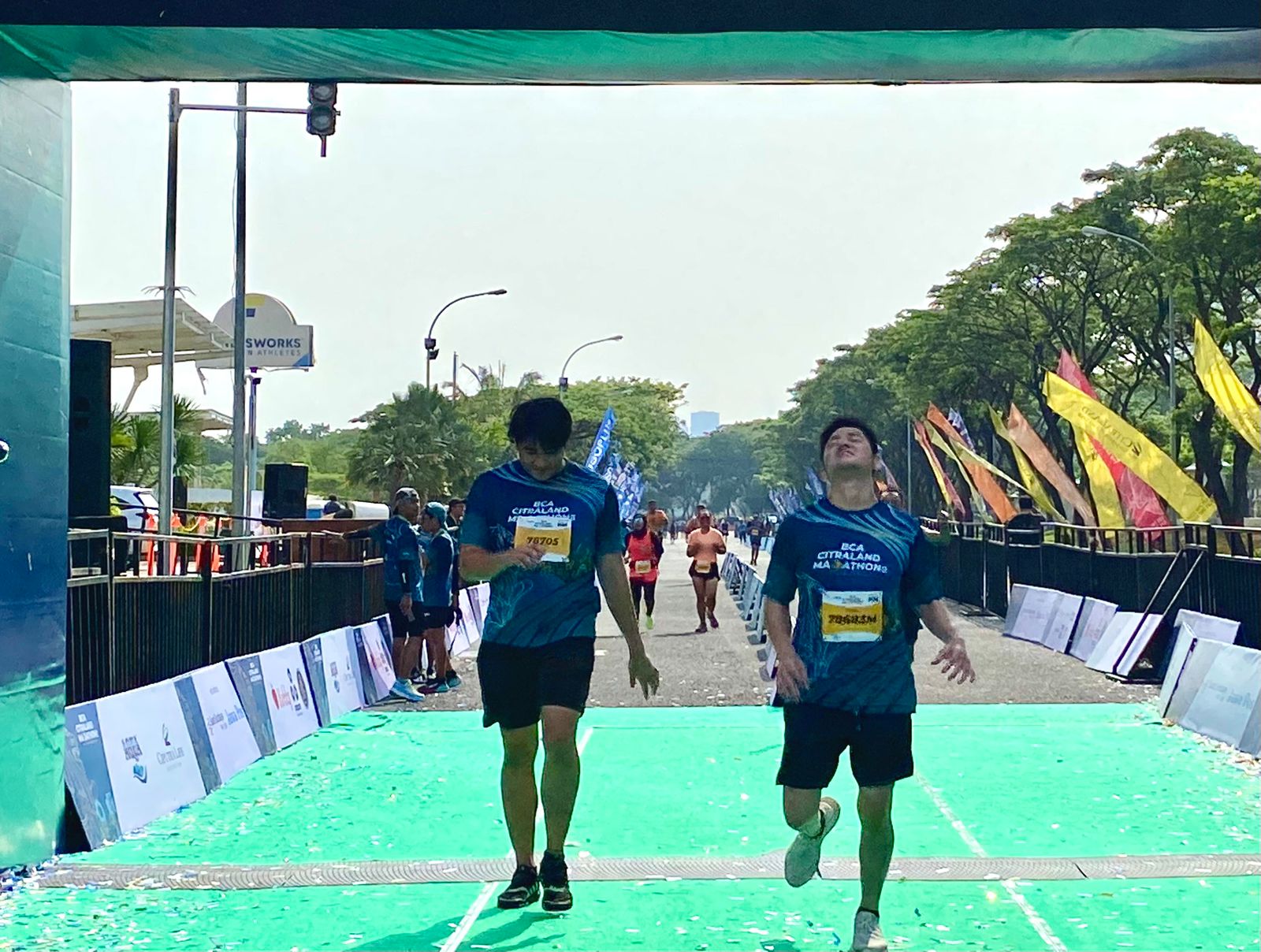 Wajah bangga dan lelah peserta BCA CITRALAND MARATHON 2023 setelah berhasil sampai di garis finish, Minggu (10/12/2023). Foto: Wildan suarasurabaya.net