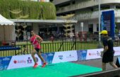 Salah satu peserta BCA CITRALAND MARATHON 2023 berusaha keras untuk sampai ke garis finish, Minggu (10/12/2023). Foto: Wildan suarasurabaya.net