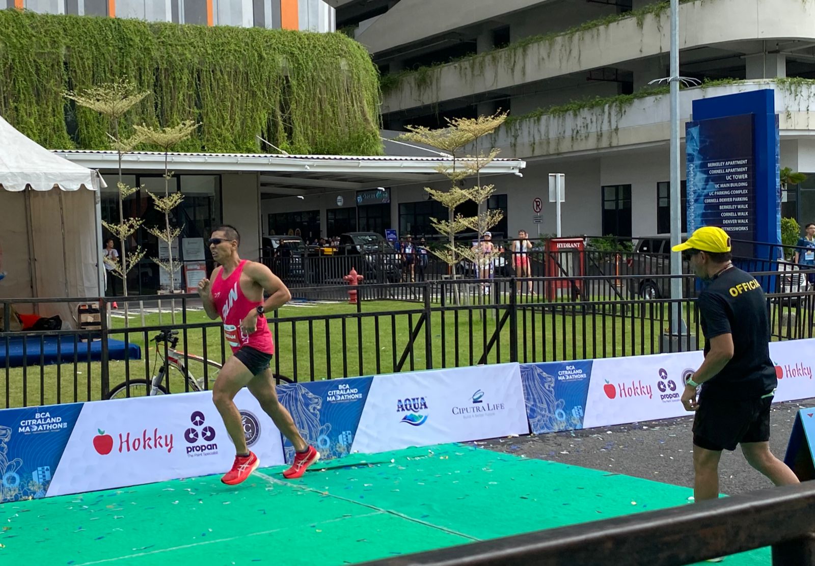 Salah satu peserta BCA CITRALAND MARATHON 2023 berusaha keras untuk sampai ke garis finish, Minggu (10/12/2023). Foto: Wildan suarasurabaya.net