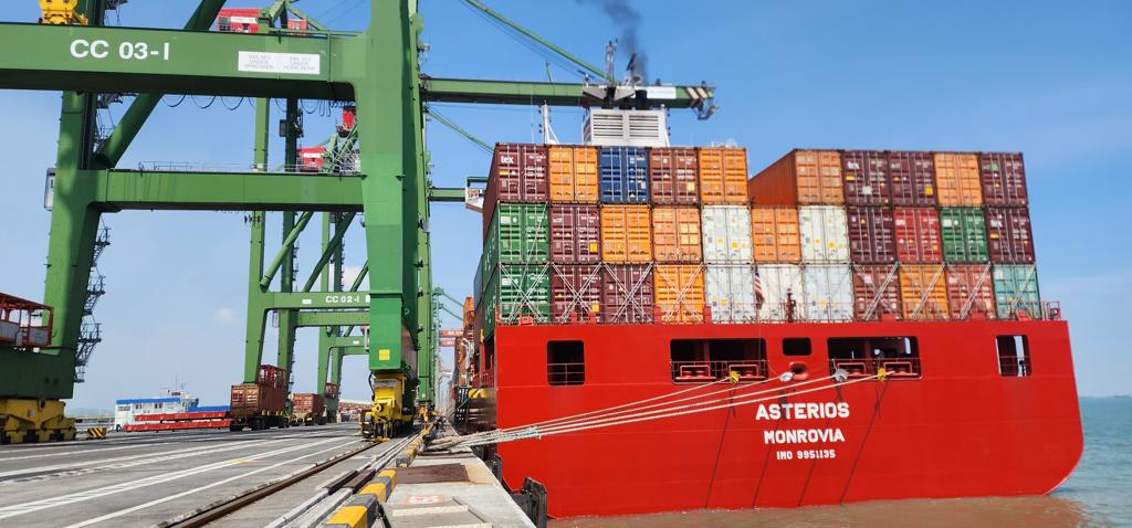 Kapal MV. Asterios dengan kapasitas 1.300 TEUs saat di Terminal Teluk Lamong, Kota Surabaya, Jawa Timur, Selasa (12/12/2023). Foto: Terminal Teluk Lamong