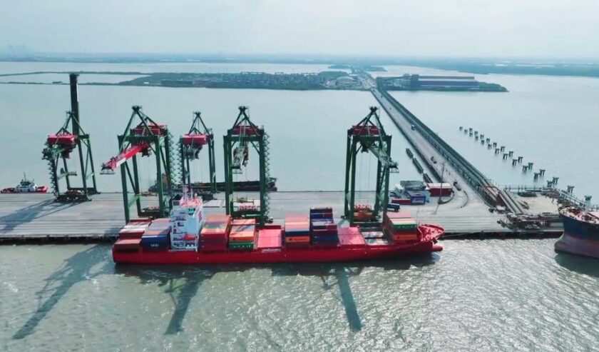 Kapal MV. Asterios dengan kapasitas 1.300 TEUs saat di Terminal Teluk Lamong, Kota Surabaya, Jawa Timur, Selasa (12/12/2023). Foto: Terminal Teluk Lamong