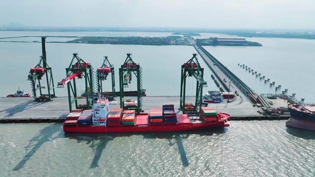 Kapal MV. Asterios dengan kapasitas 1.300 TEUs saat di Terminal Teluk Lamong, Kota Surabaya, Jawa Timur, Selasa (12/12/2023). Foto: Terminal Teluk Lamong