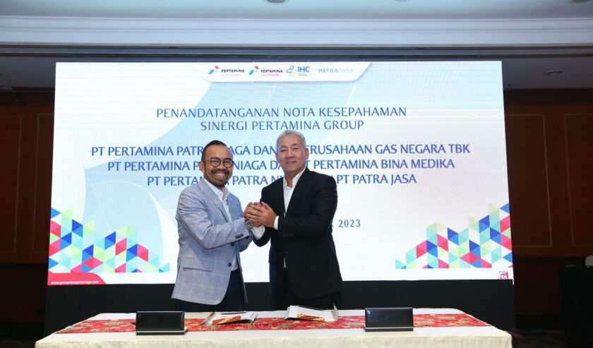 Riva Siahaan Direktur Utama PT Pertamina Patra Niaga dan Arief Setiawan Handoko Direktur Utama PT Perusahaan Gas Negara Tbk (PGN) Tbk saat penandatanganan Memorandum of Understanding (MOU) di Jakarta, Senin (11/12/2023). Foto: Humas PGN