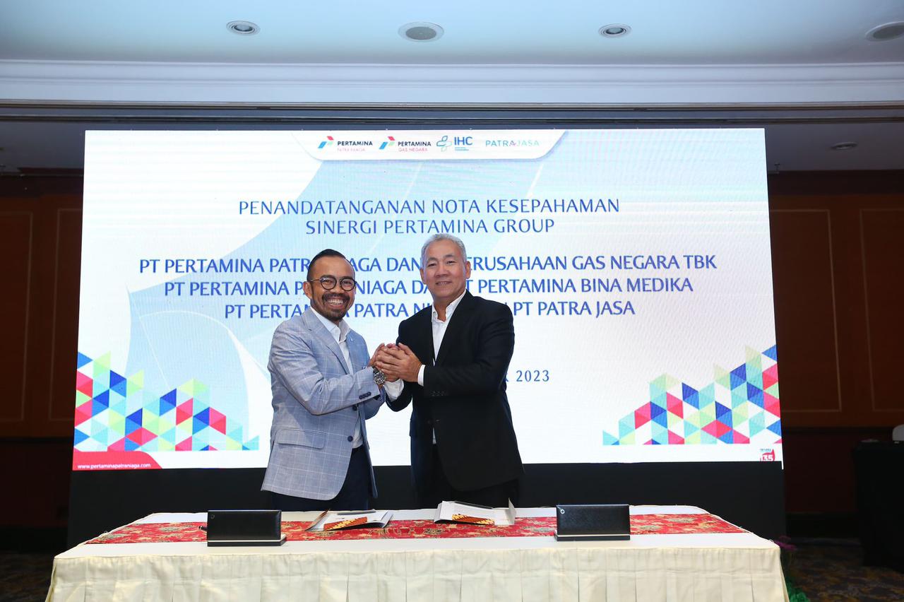 Riva Siahaan Direktur Utama PT Pertamina Patra Niaga dan Arief Setiawan Handoko Direktur Utama PT Perusahaan Gas Negara Tbk (PGN) Tbk saat penandatanganan Memorandum of Understanding (MOU) di Jakarta, Senin (11/12/2023). Foto: Humas PGN