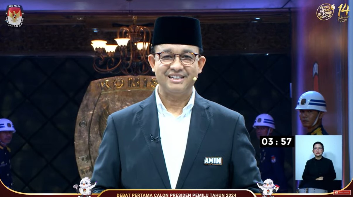 Anies Baswedan, Capres nomor urut satu, menyampaikan visi misinya dalam debat perdana Capres dan Cawapres 2024 di Gedung KPU, Jakarta, Selasa (12/12/2023). Foto: Tangkapan layar YouTube