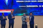 Khofifah Indar Parawansa dan Emil Elestianto Dardak menerima rekom dukungan dari Partai Demokrat untuk berduet jadi Cagub-Cawagub Jatim 2024, Selasa (12/12/2023) malam, di Surabaya. Foto: Wildan suarasurabaya.net