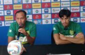 Uston Nawawi pelatih caretaker dan Riswan Lauhin pemain Persebaya dalam Pre Match Press Conference di Surabaya, pada Selasa (12/12/2023) malam. Foto: Risky suarasurabaya.net