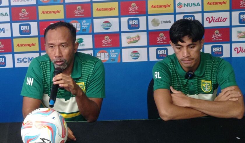 Uston Nawawi pelatih caretaker dan Riswan Lauhin pemain Persebaya dalam Pre Match Press Conference di Surabaya, pada Selasa (12/12/2023) malam. Foto: Risky suarasurabaya.net