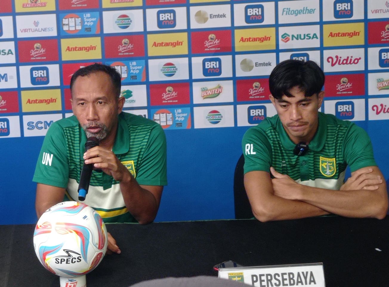 Uston Nawawi pelatih caretaker dan Riswan Lauhin pemain Persebaya dalam Pre Match Press Conference di Surabaya, pada Selasa (12/12/2023) malam. Foto: Risky suarasurabaya.net