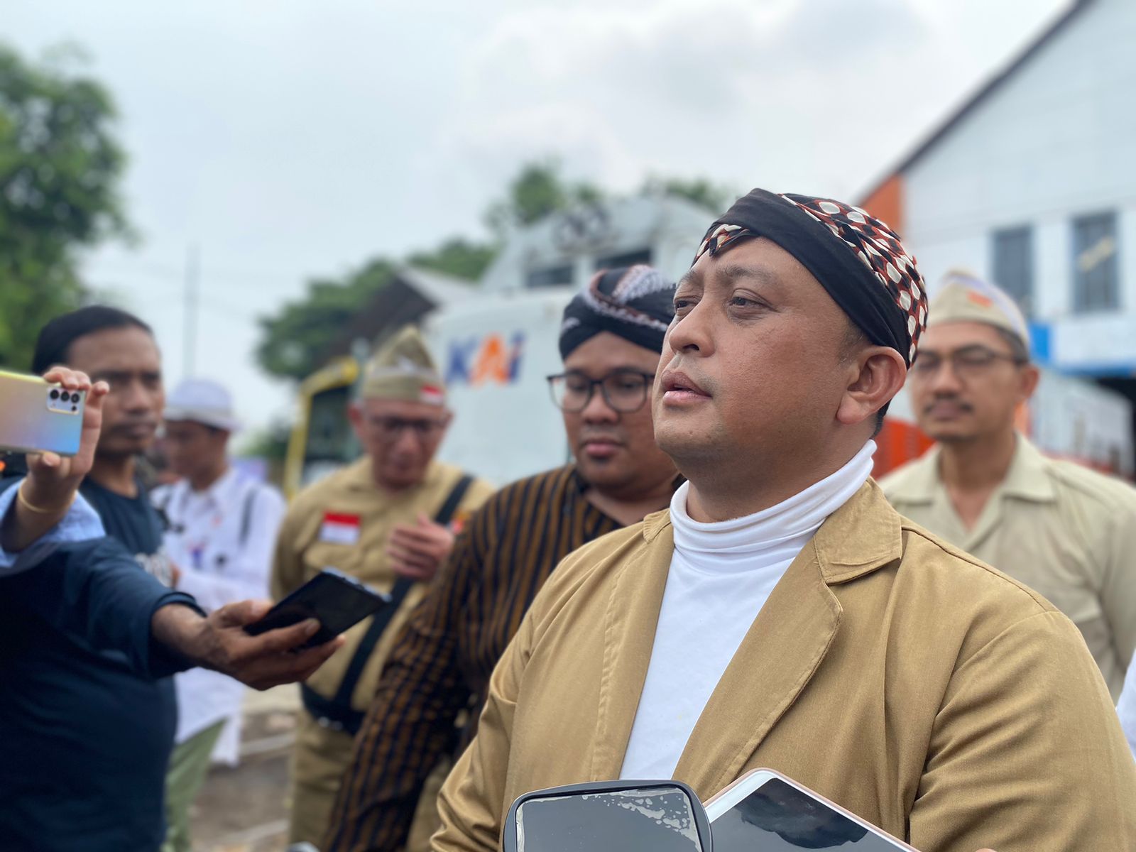 Wisnu Pramudyo Executive Vice President PT KAI Daop 8 Surabaya saat diwawancarai media diperingatan seabad depo terbesar di Indonesia, di Sidotopo Surabaya, Rabu (13/12/2023). Foto: Meilita suarasurabaya.net