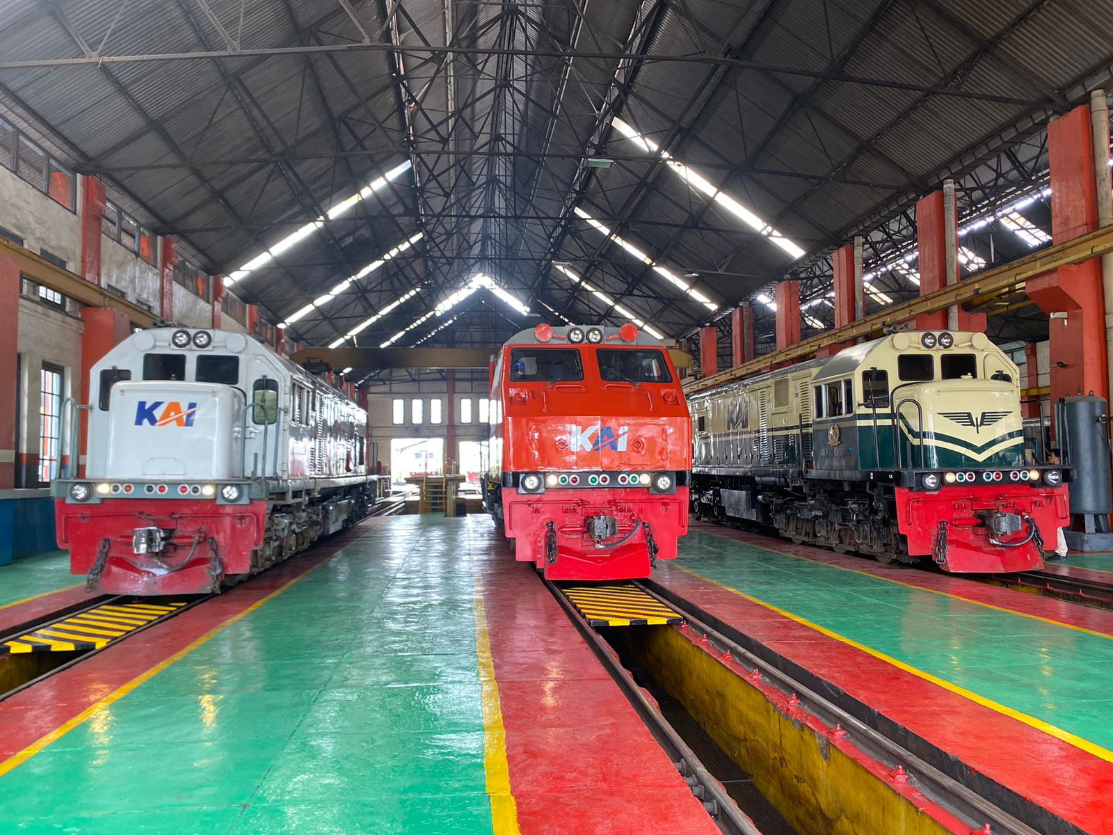 Lokomotif tua seri C 201 Livery Merah Biru yang hadir lagi saat Depo Lokomotif Sidotopo Surabaya, terbesar se-Indonesia, berusia seabad, Rabu (13/12/2023). Foto: Meilita suarasurabaya.net