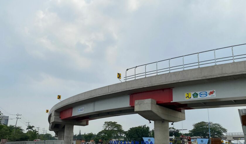 Fly Over Aloha mulai memasuki tahap uji fungsional jembatan, Jumat (15/12/2023). Foto: Wildan suarasurabaya.net