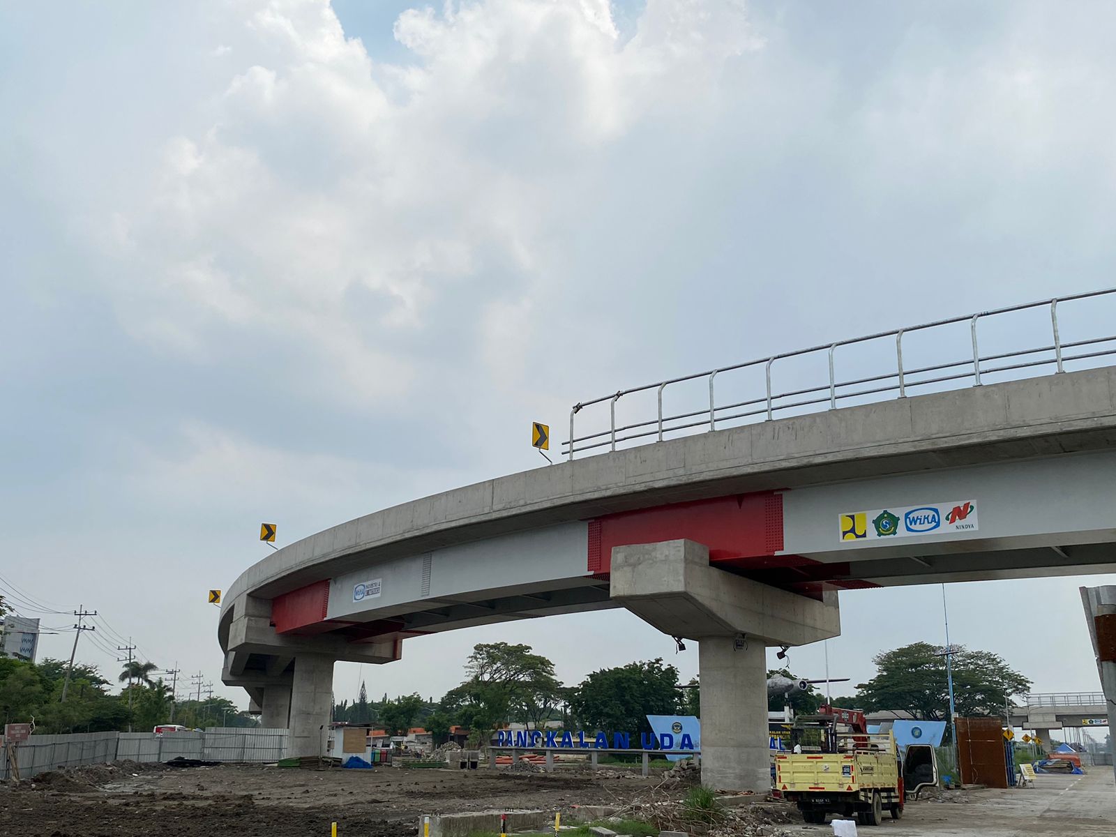 Fly Over Aloha mulai memasuki tahap uji fungsional jembatan, Jumat (15/12/2023). Foto: Wildan suarasurabaya.net