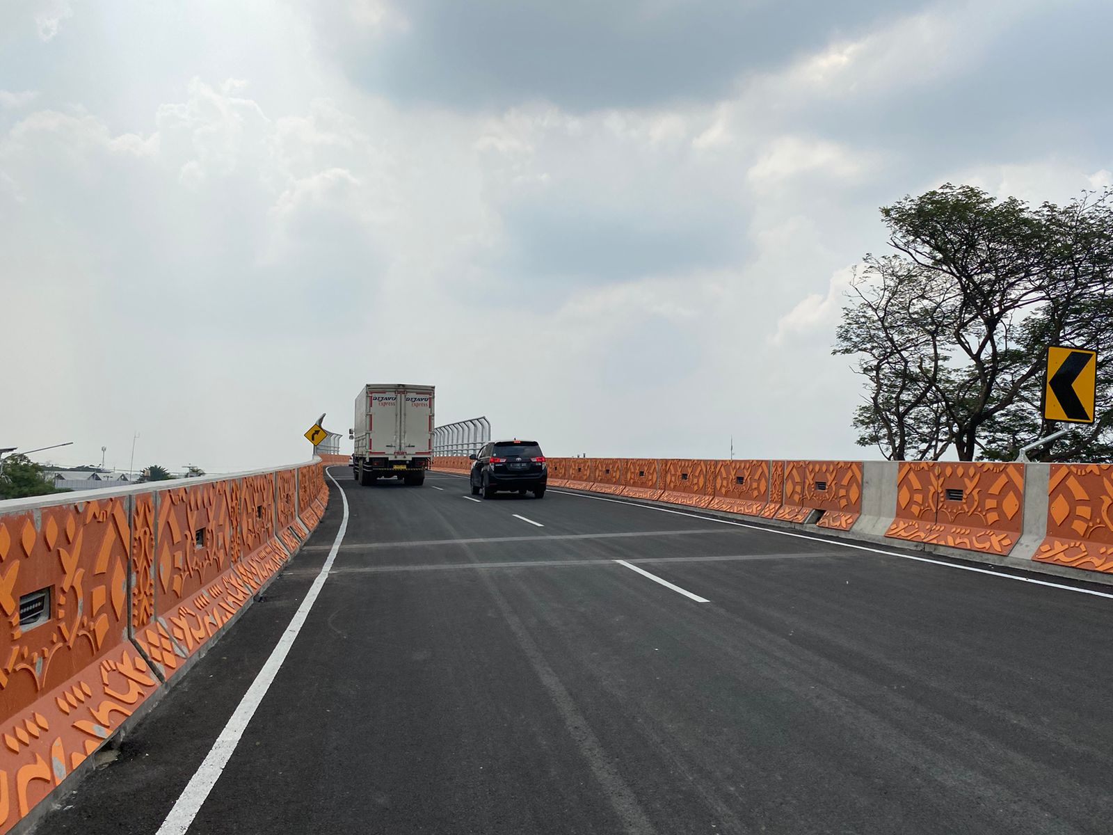 Fly Over Aloha Jalur B dilewati kendaraan mobil dari arah juanda saat tahap uji fungsional jembatan, Jumat (15/12/2023). Foto: Wildan suarasurabaya.net