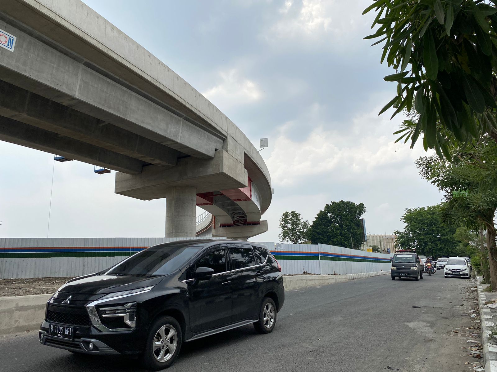 Fly Over Aloha saat tahap uji fungsional jembatan, Jumat (15/12/2023). Foto: Wildan suarasurabaya.net