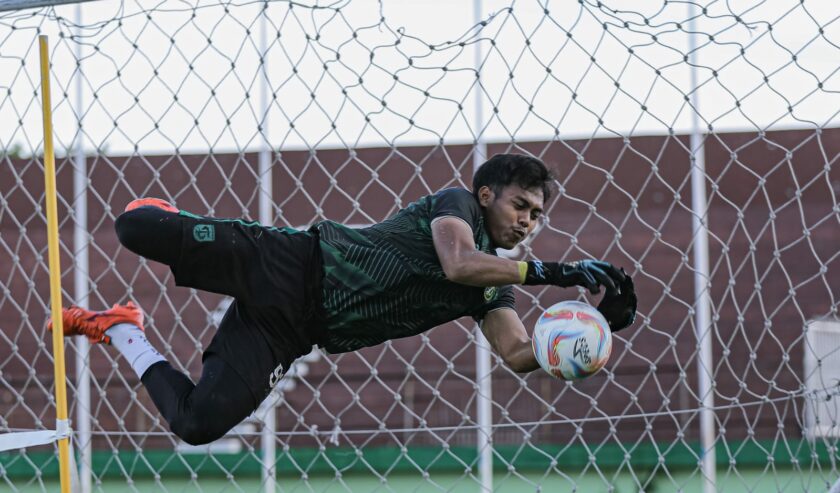 Andhika Ramadhani saat menjalani sesi latihan bersama Persebaya. Foto: Persebaya