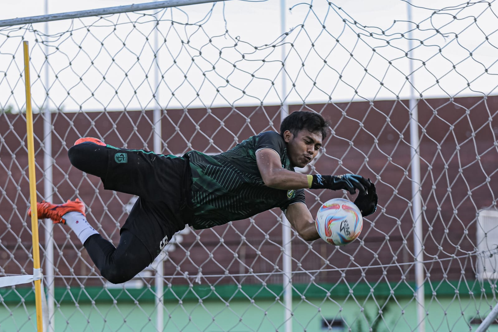 Andhika Ramadhani saat menjalani sesi latihan bersama Persebaya. Foto: Persebaya