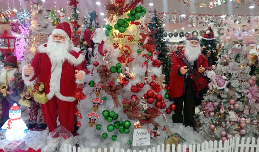 Pohon natal dan santa claus yang berada di toko pernak-pernik natal di toko Santosa Florist Christmas di Pasar Atom Surabaya, pada Jumat (15/12/2023). Foto: Risky suarasurabaya.net