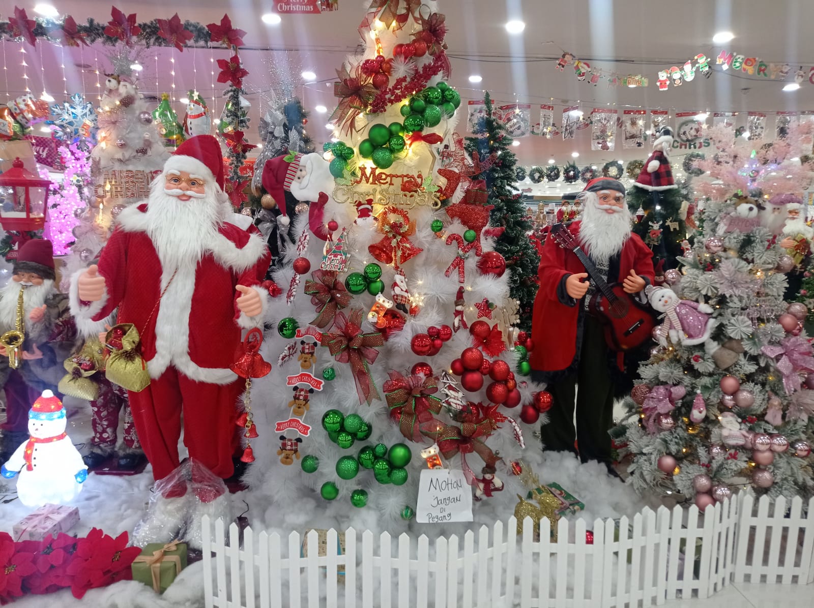 Pohon natal dan santa claus yang berada di toko pernak-pernik natal di toko Santosa Florist Christmas di Pasar Atom Surabaya, pada Jumat (15/12/2023). Foto: Risky suarasurabaya.net