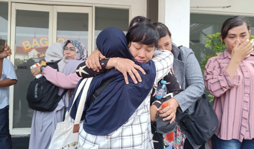 Beberapa wali murid terisak haru saat berhasil memastikan kemenangan SDN Klampis Ngasem 1 seusai mediasi dengan dewan juri dan KONI Surabaya di Polrestabes Surabaya, Senin (18/12/2023). Foto: Risky suarasurabaya.net
