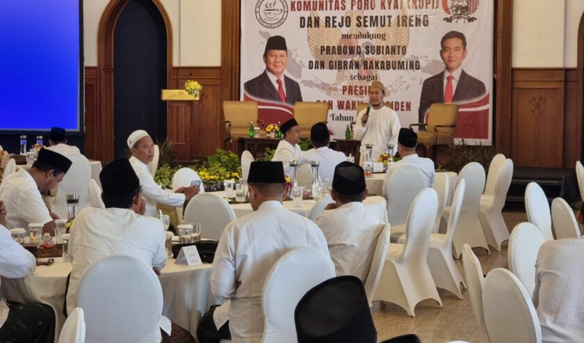 Para Kiai Jatim yang mengatas namakan Komunitas Poro Kiai ( KOPI) dan Rejo Semut Ireng Deklrasi Dukung Prabowo-Gibran di Hotel Mojopahit, Surabaya, Senin (18/12/2023). Foto: Istimewa.