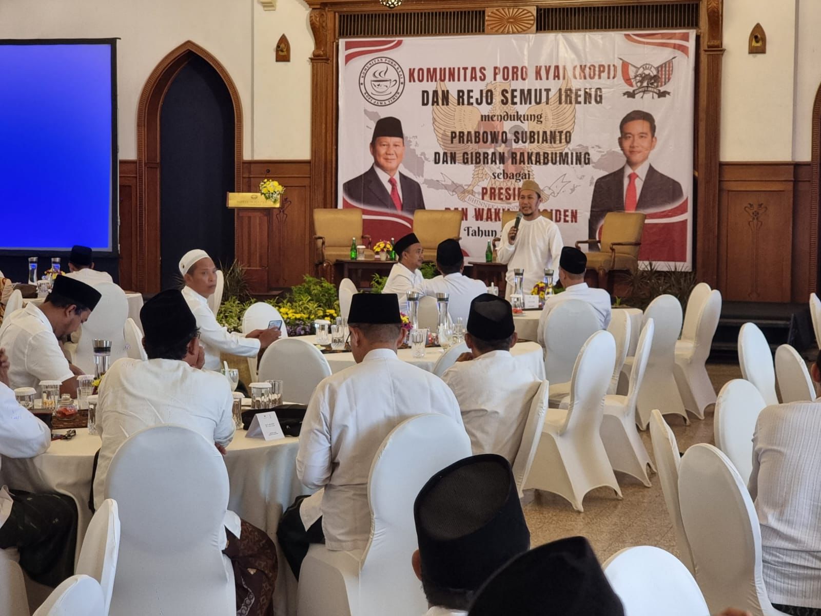 Para Kiai Jatim yang mengatas namakan Komunitas Poro Kiai ( KOPI) dan Rejo Semut Ireng Deklrasi Dukung Prabowo-Gibran di Hotel Mojopahit, Surabaya, Senin (18/12/2023). Foto: Istimewa.