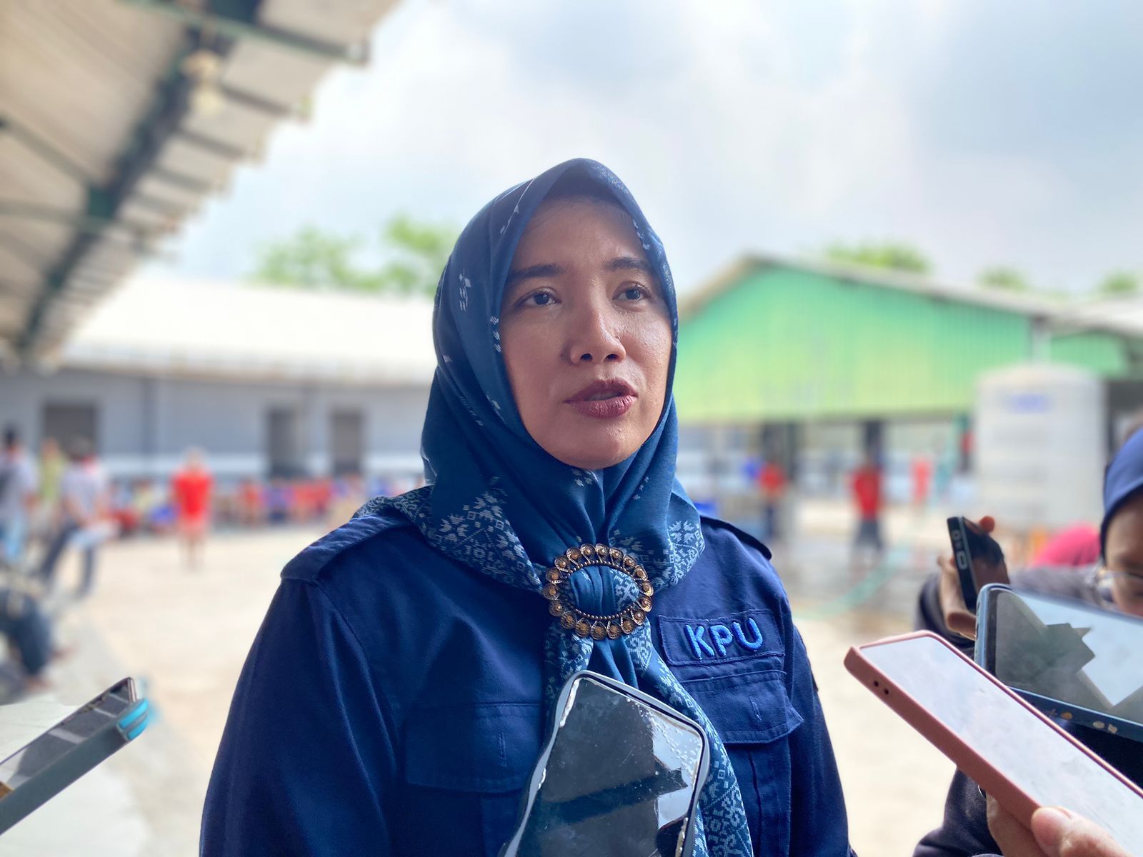 Naafilah Astri Swarist Komisioner Divisi Perencanaan, Data, dan Informasi Komisi Pemilihan Umum (KPU) Surabaya, Selasa (19/12/2023). Foto: Meilita suarasurabaya.net