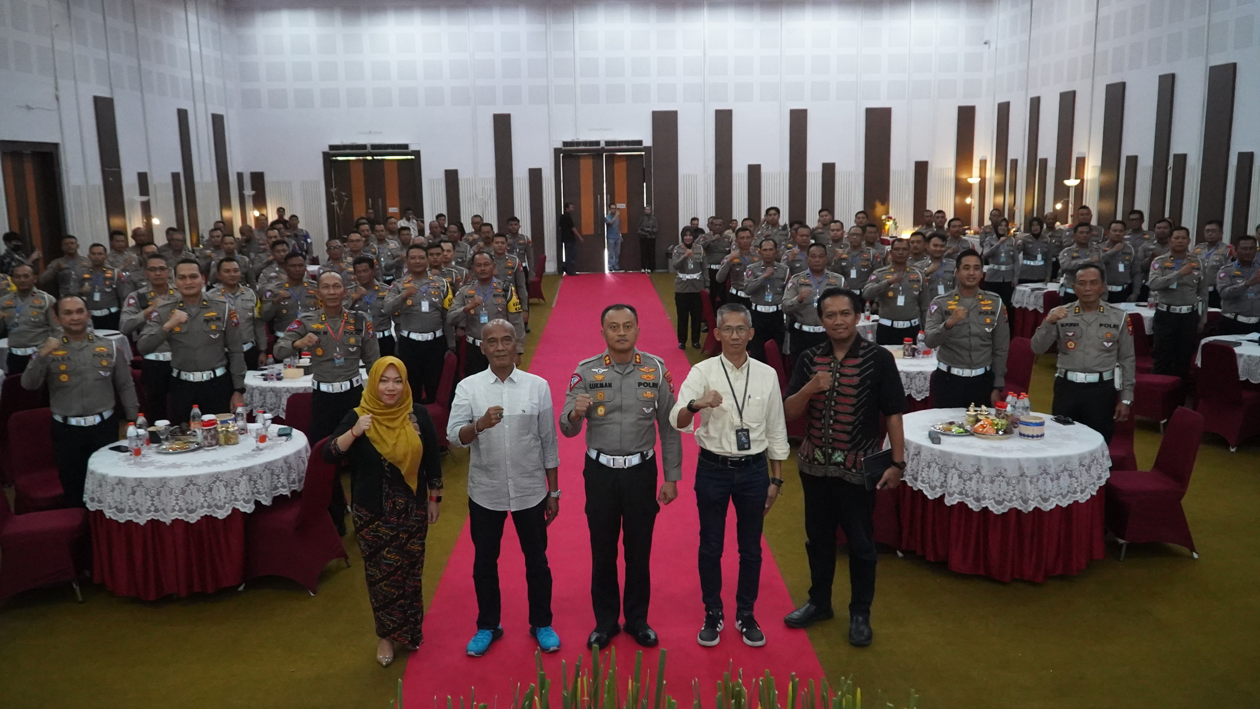 Pelatihan manajemen media oleh Polantas Polda Jatim di Suara Surabaya Centre, Selasa (19/12/2023). Foto: Dimas Grafis suarasurabaya.net