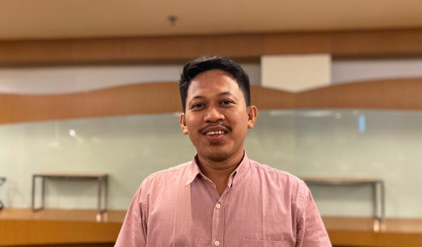 Syafiudin Koordinator Divisi (Kordiv) Pencegahan, Partisipasi Masyarakat, dan Hubungan Masyarakat Bawaslu Kota Surabaya, Selasa (19/12/2023). Foto: Meilita suarasurabaya.net