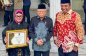 Ma'ruf Amin Wakil Presiden RI, bersama Nurhasan Rektor Unesa dan Siti Nur Azizah Wakil Rektor Bidang Perencanaan, Pengembangan, Kerja Sama, dan Teknologi Informasi dan Komunikasi, setelah Unesa menerima penghargaan badan publik 'Informatif' dalam Anugerah Keterbukaan Informasi Publik di Istana Wakil Presiden, Jakarta, Selasa, (19/12/2023). Foto Unesa